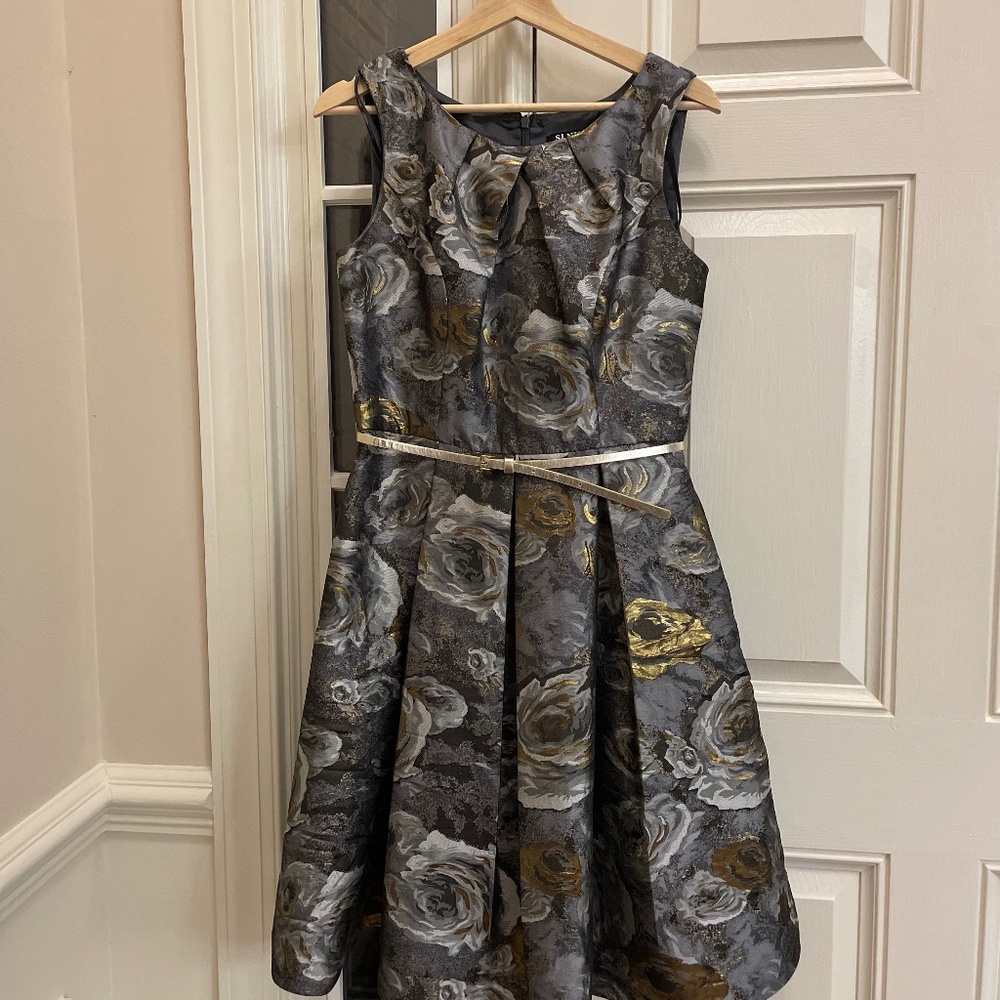NWT SLNY New York Sliver Metallic Floral Box Pleated Midi Dress Size 10